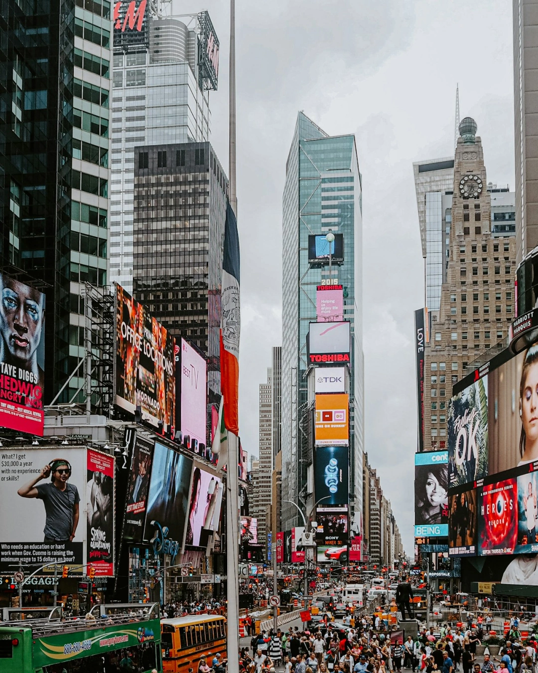 avenija Times Square v New Yorku s sijočimi oglasnimi paneli
